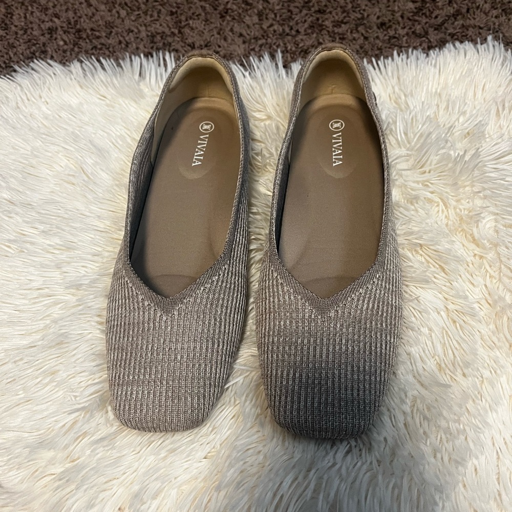 Vivaia Women's Beige Flats